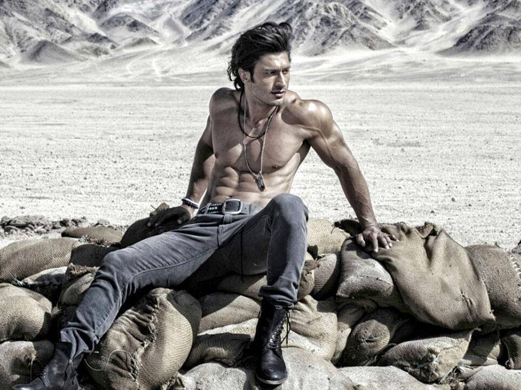 Vidyut Jamwal Beach Pictorial Wallpaper