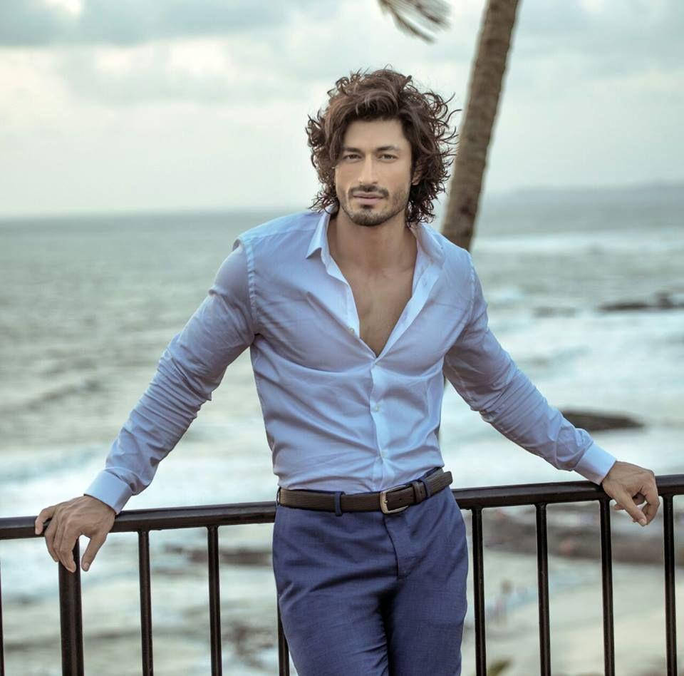 Vidyut Jamwal Beach White Shirt Wallpaper