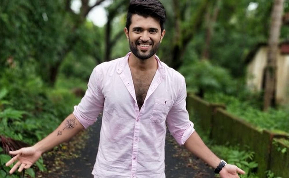 Vijay Deverakonda Light Pink Polo 4k Wallpaper