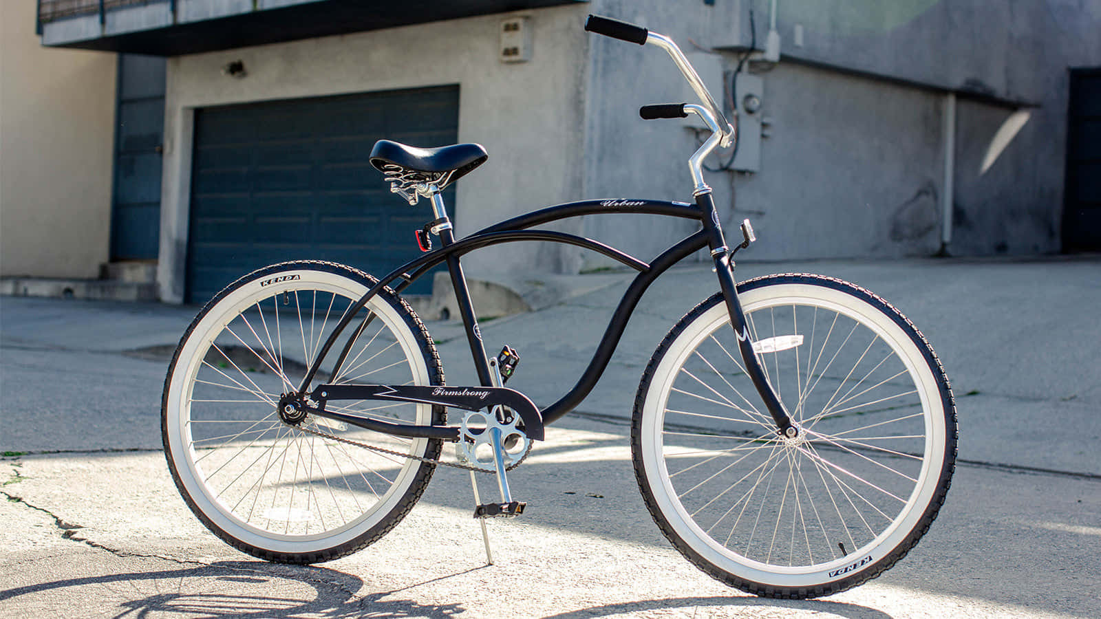 Vintage Beach Cruiser Bike On The Seashore Wallpaper