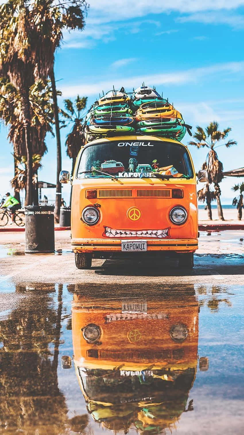 Vintage Beach Van Surfboards Reflection Wallpaper