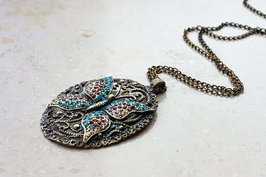 Vintage Butterfly Pendant Necklace Wallpaper