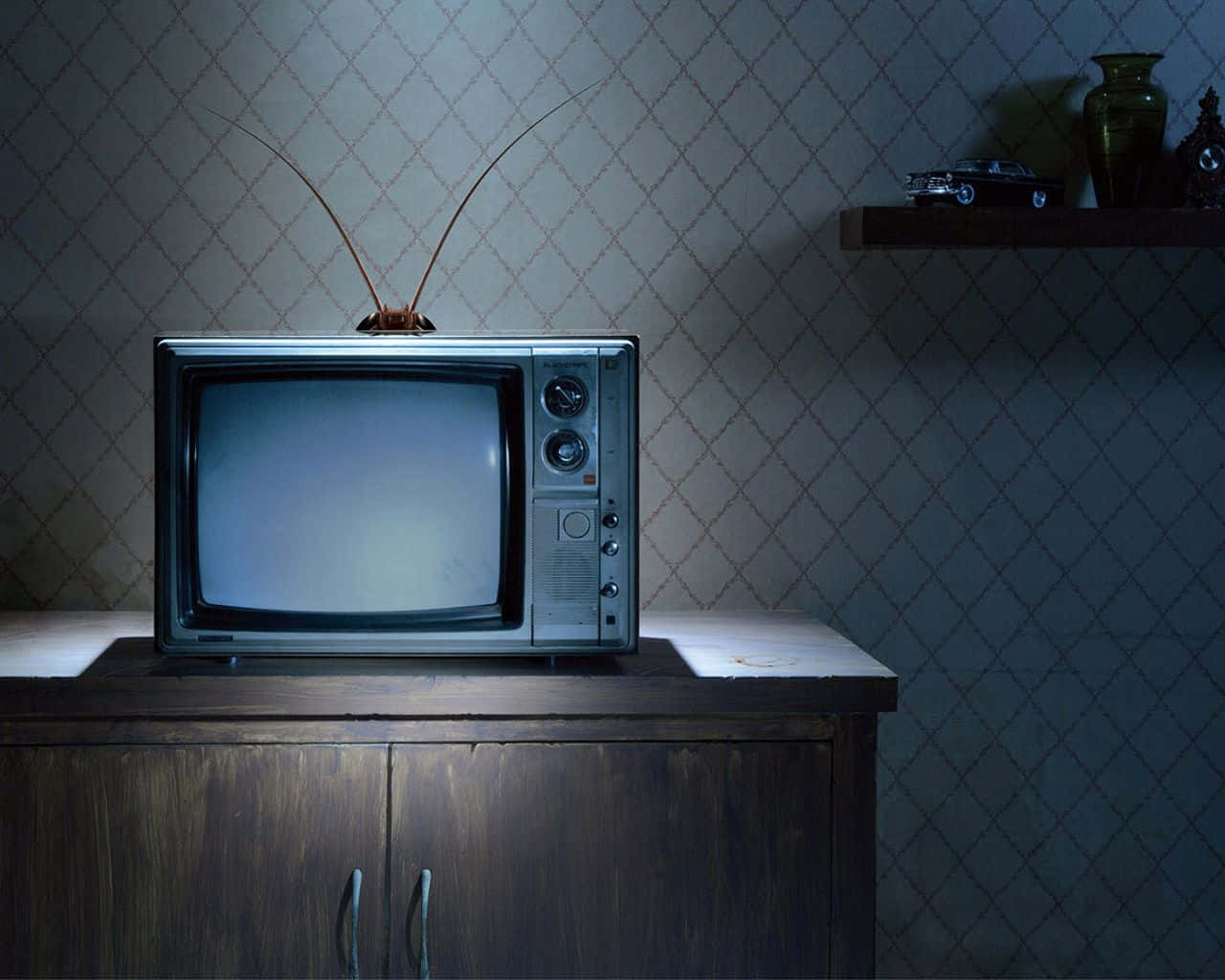 Vintage Classic Entertainment: Iconic Retro Tv Wallpaper