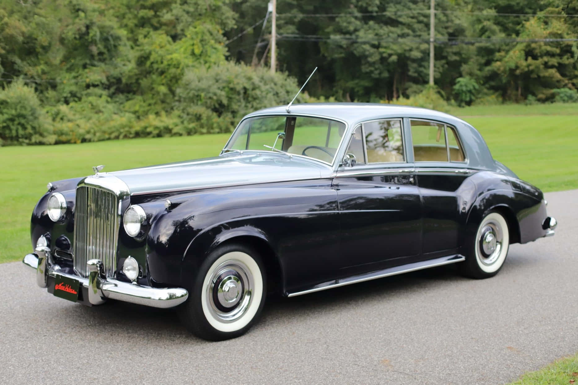 Vintage Elegance - Bentley S2 In Pristine Condition Wallpaper