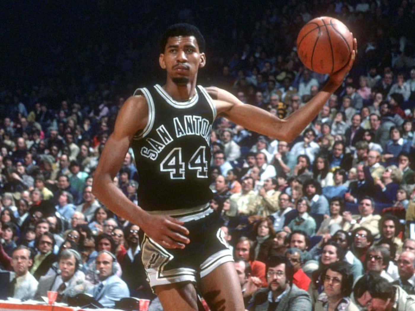 Vintage George Gervin Basketball Game Wallpaper