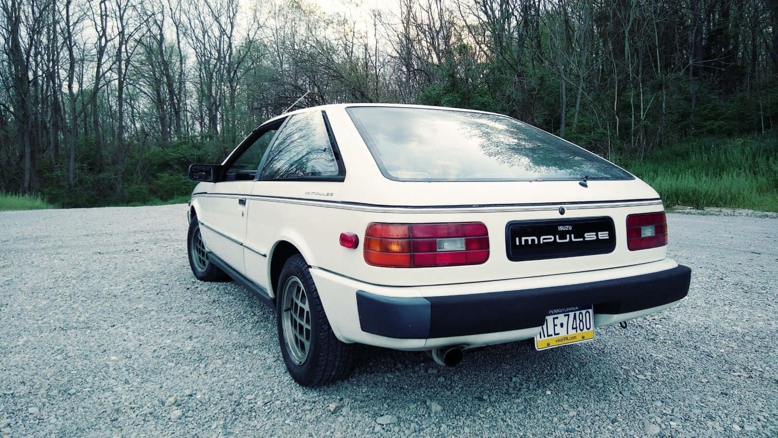 Vintage Isuzu Impulse Rear View Wallpaper