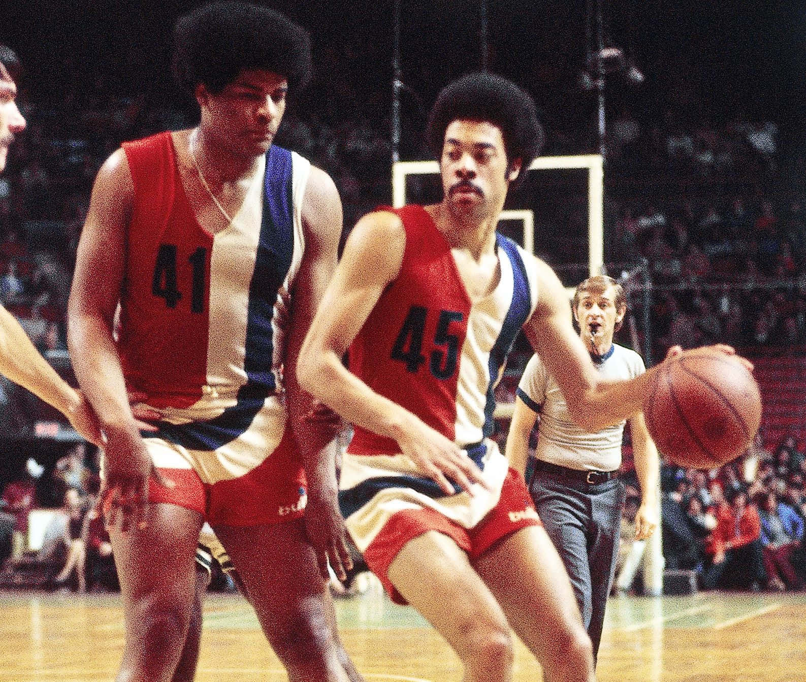 Vintage Wes Unseld Basketball Game Wallpaper