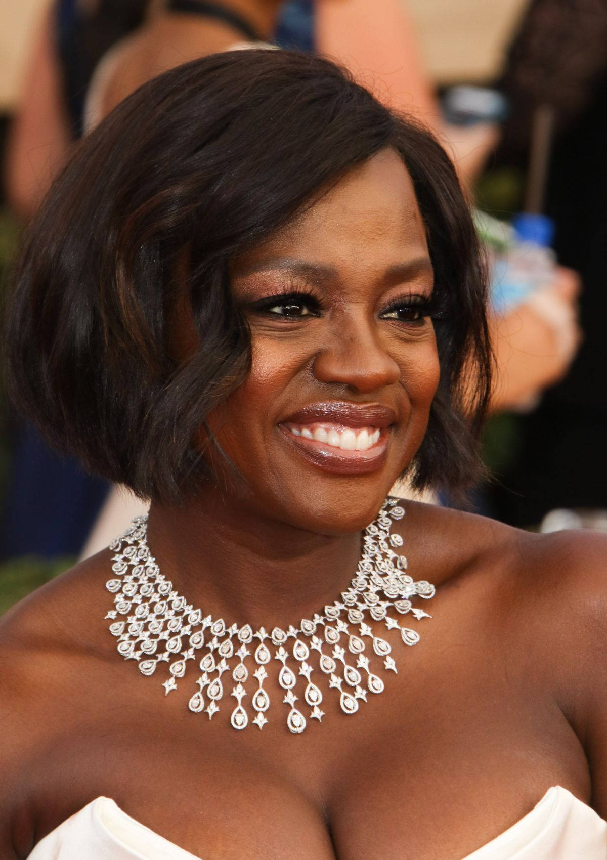 Viola Davis Stuns In A Chic White Outfit Wallpaper