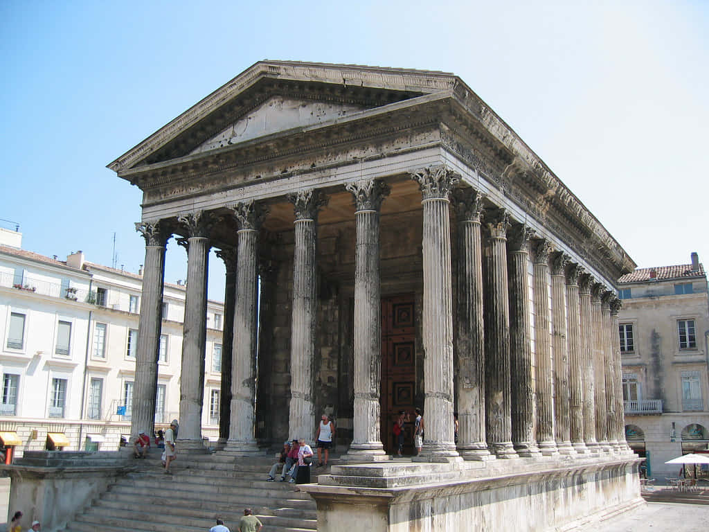 Visitors At The Maison Carrée Wallpaper