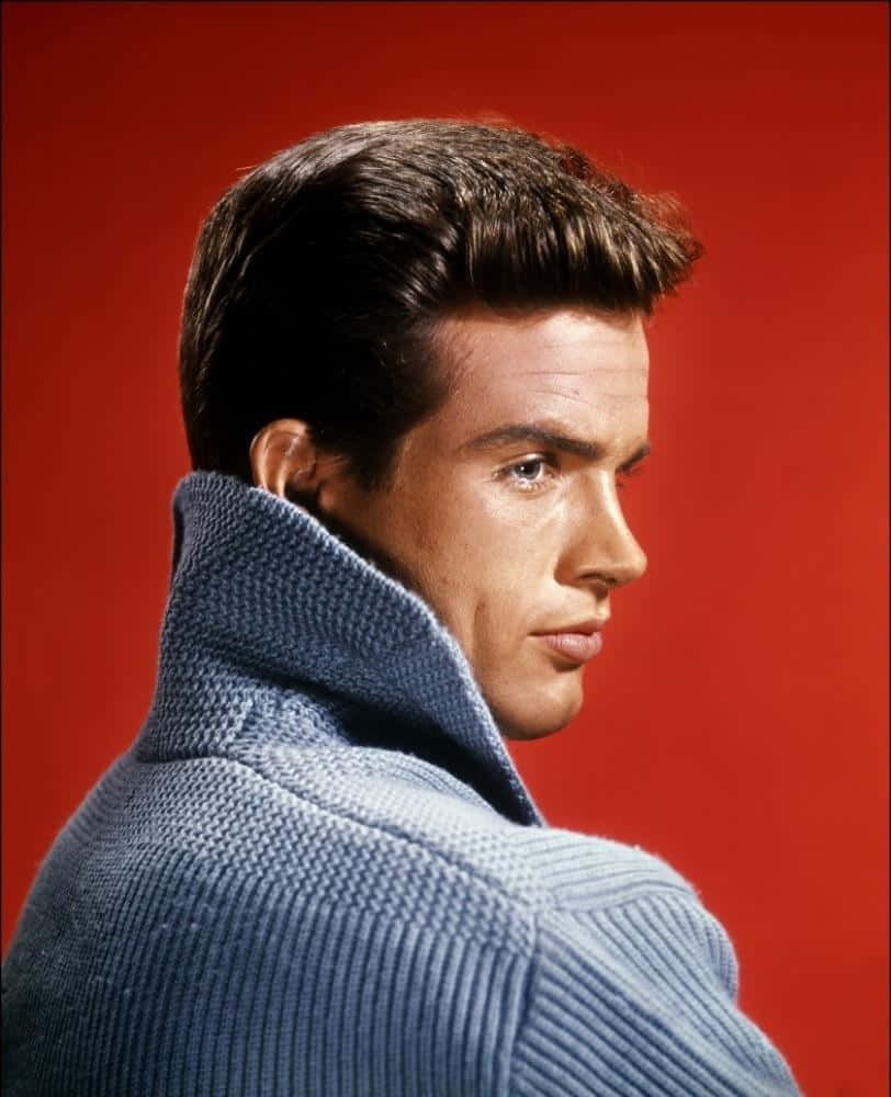 Warren Beatty In Classic Hollywood Pose Wallpaper