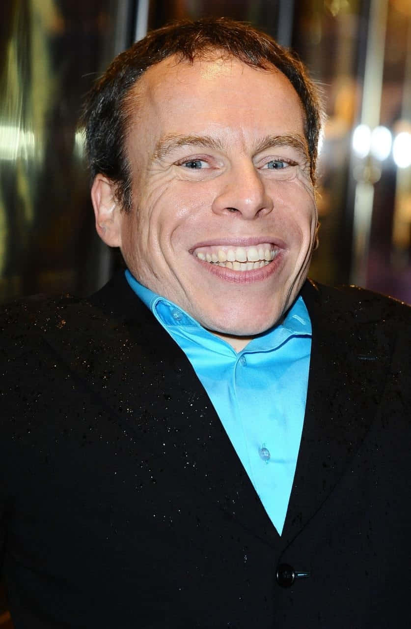 Warwick Davis Poses In A Stylish Photo Shoot Wallpaper