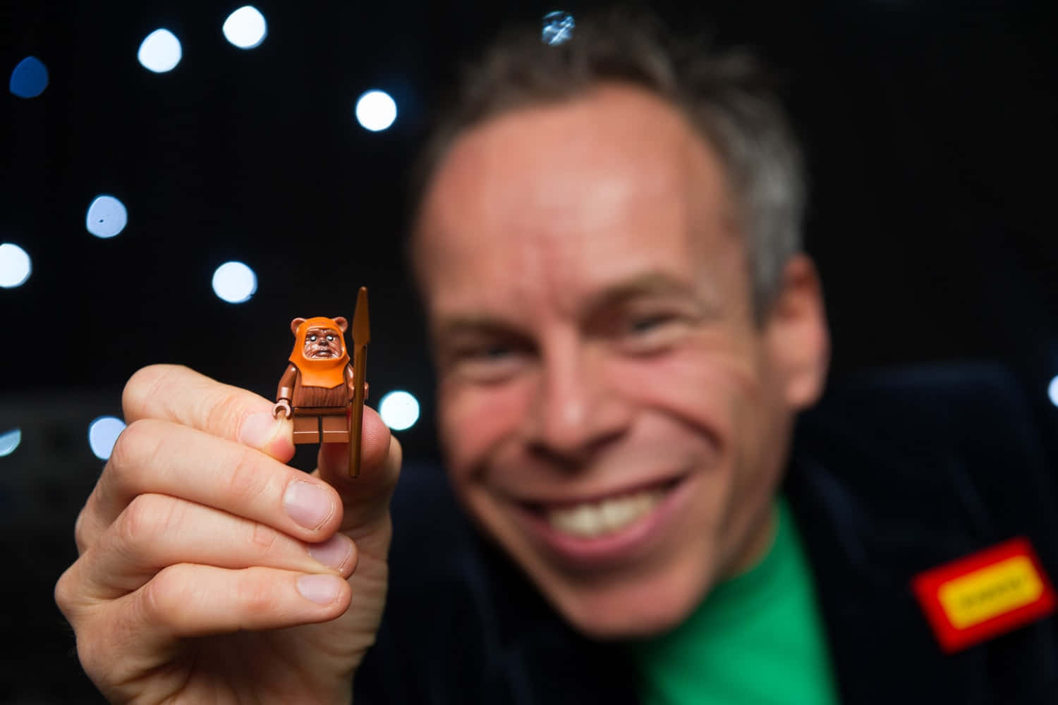 Warwick Davis Poses Smiling In Studio Wallpaper