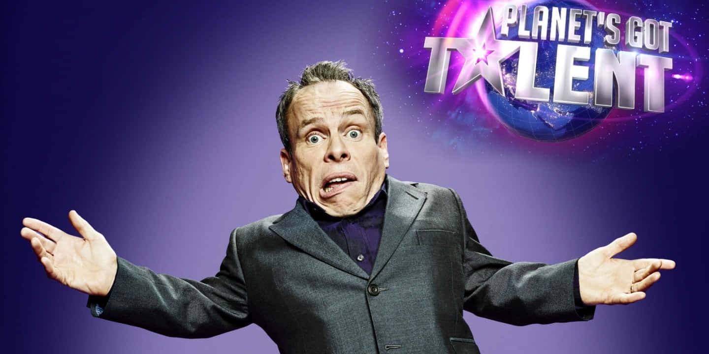 Warwick Davis Posing At A Celebrity Event Wallpaper