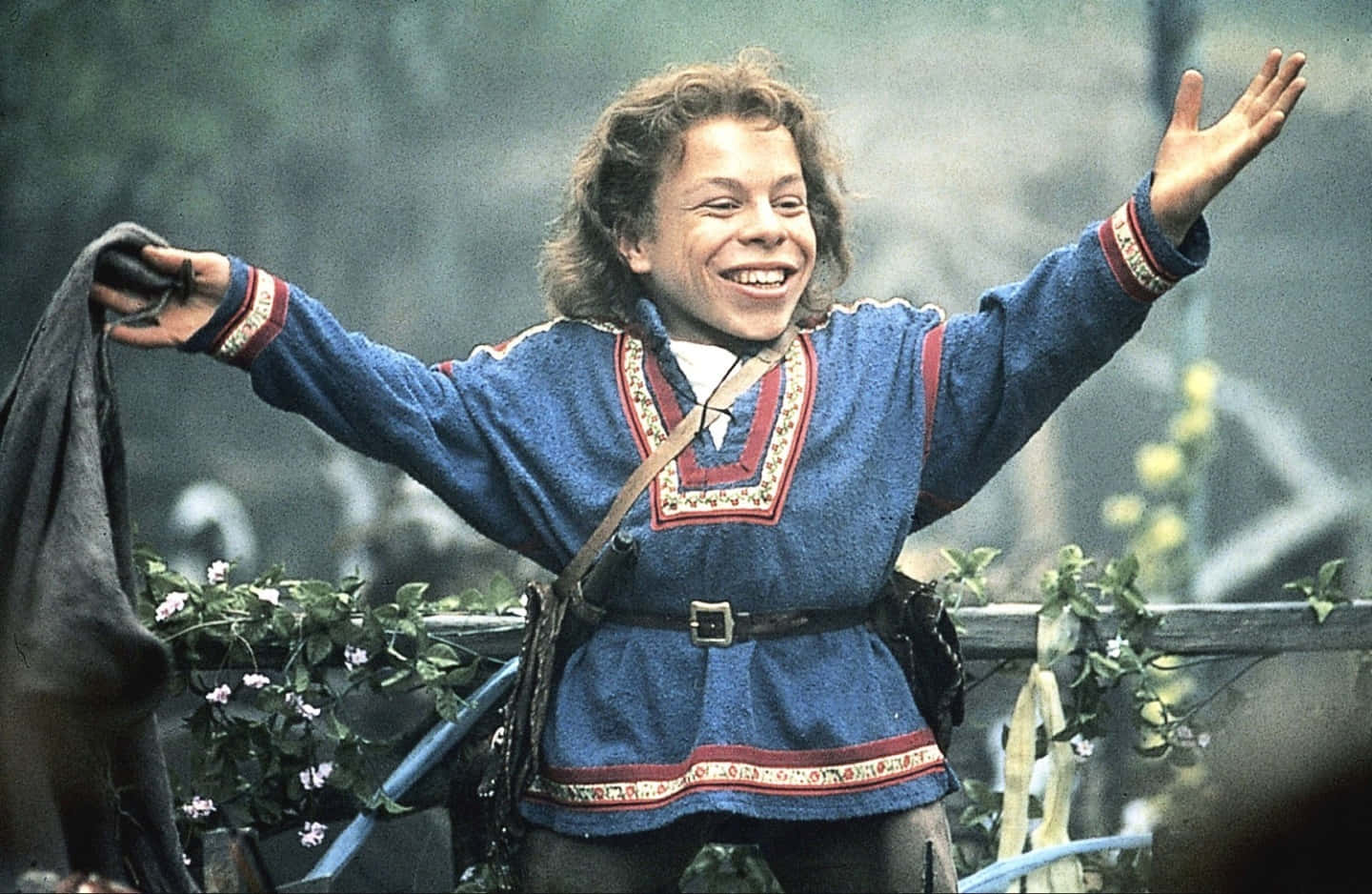 Warwick Davis Smiling At An Event Wallpaper