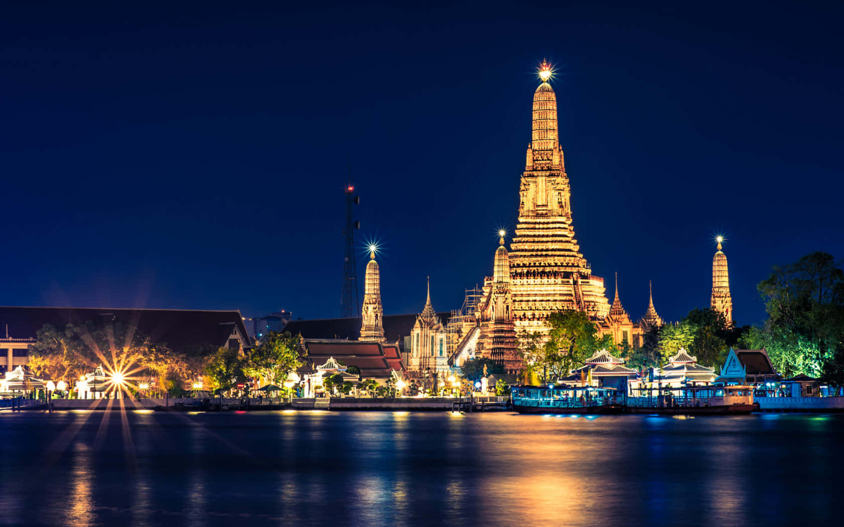 Wat Arun Acorss The River At Night Wallpaper