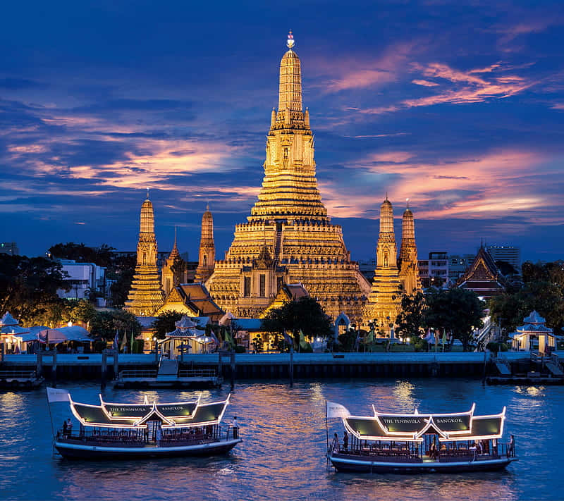 Wat Arun Against Blue Sky Wallpaper