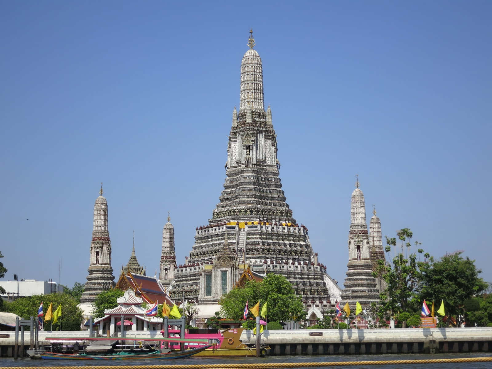 Wat Arun On A Bright Day Wallpaper