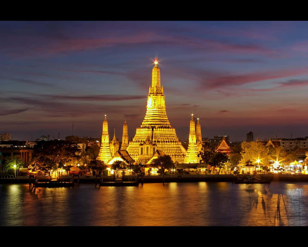 Wat Arun Stands Out At Nighr Wallpaper