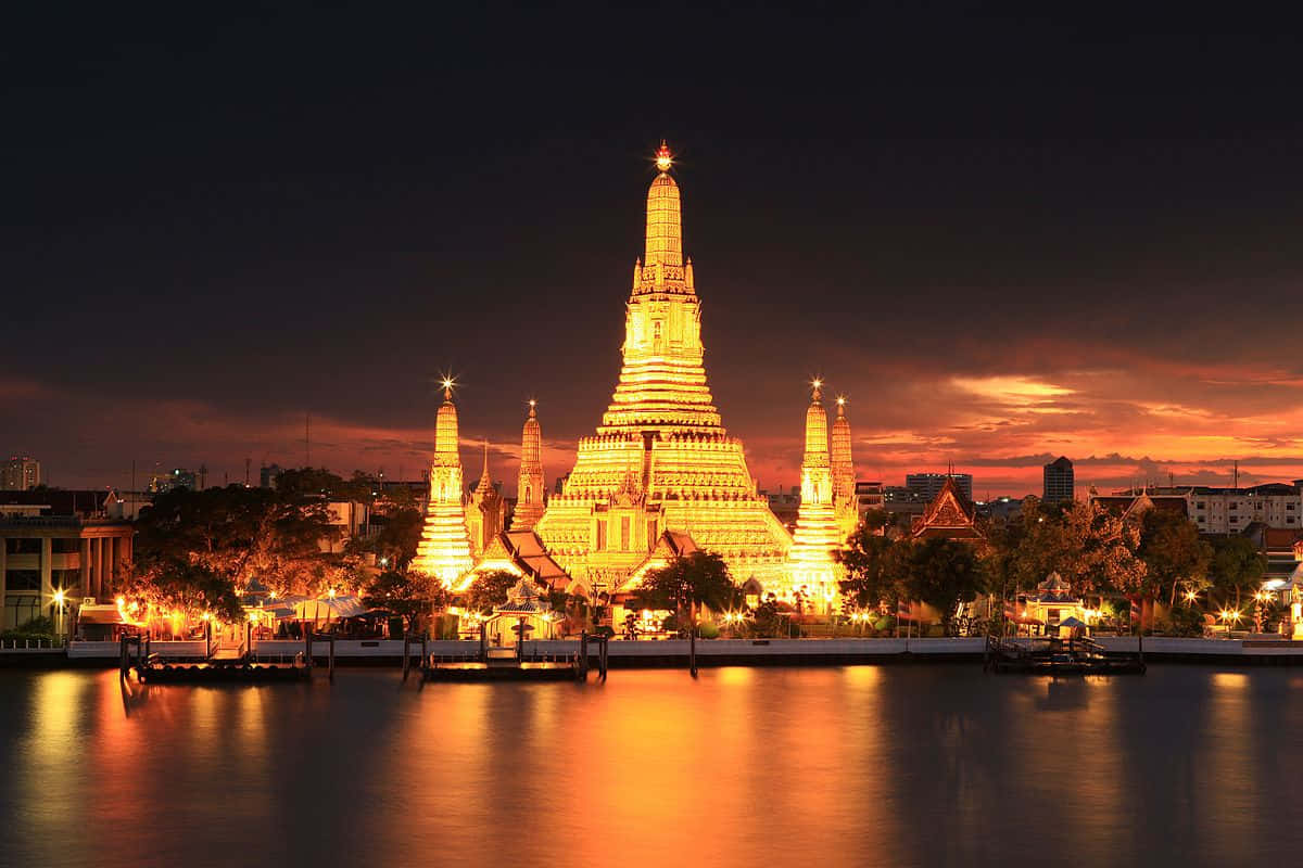 Wat Arun With Dark Sky Wallpaper