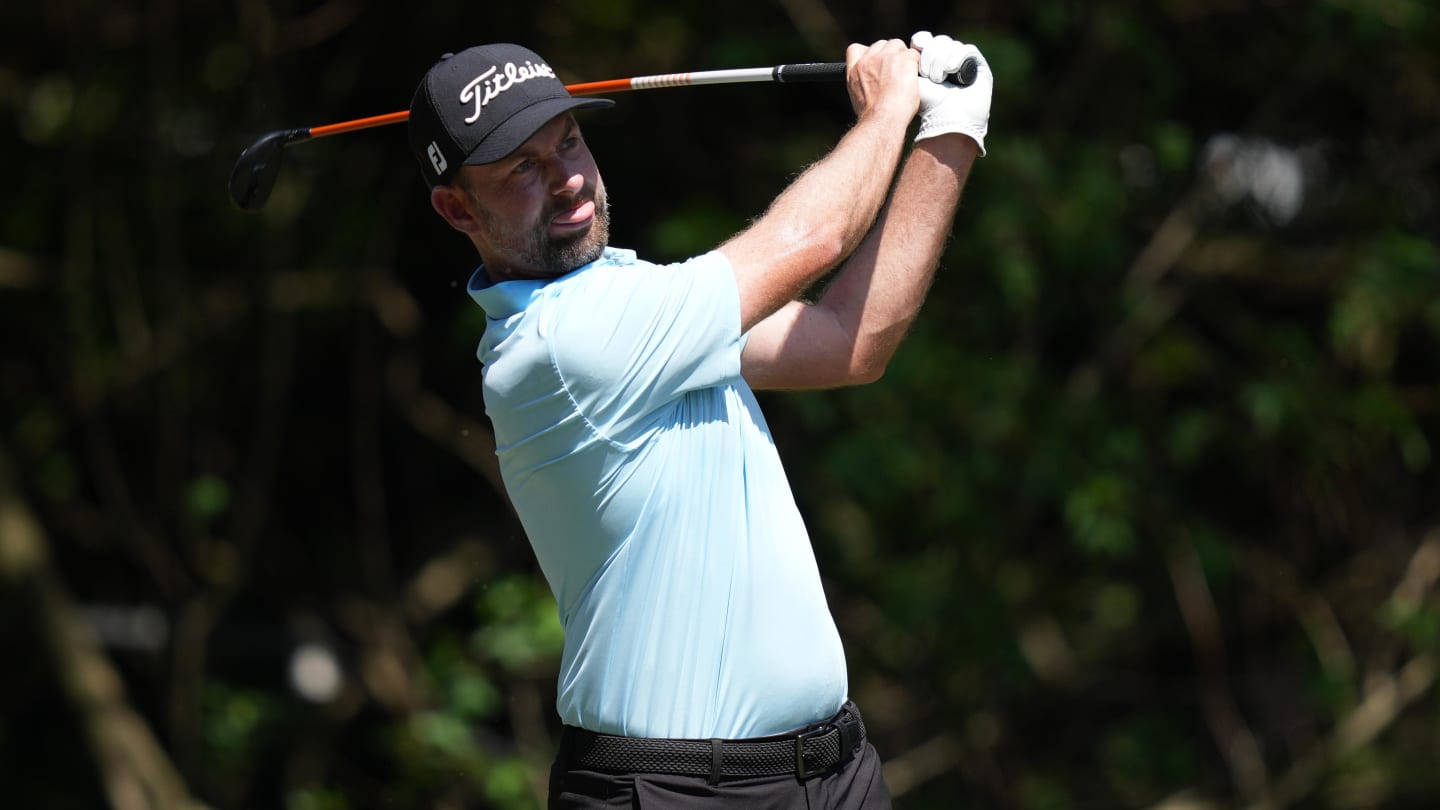 Webb Simpson In A Pale Blue Shirt Wallpaper