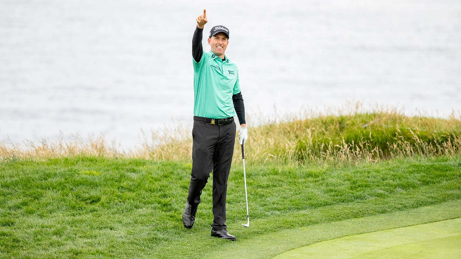 Webb Simpson Pointing Upwards Wallpaper