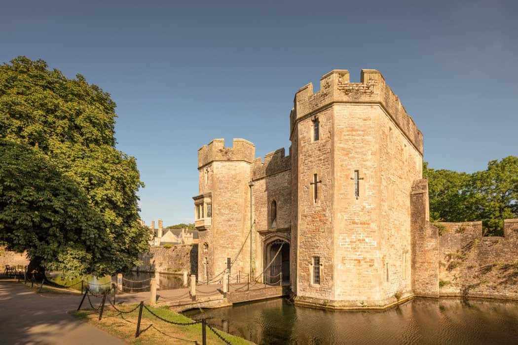 Wells Bishop's Palace Gatehouse Sunny Day Wallpaper