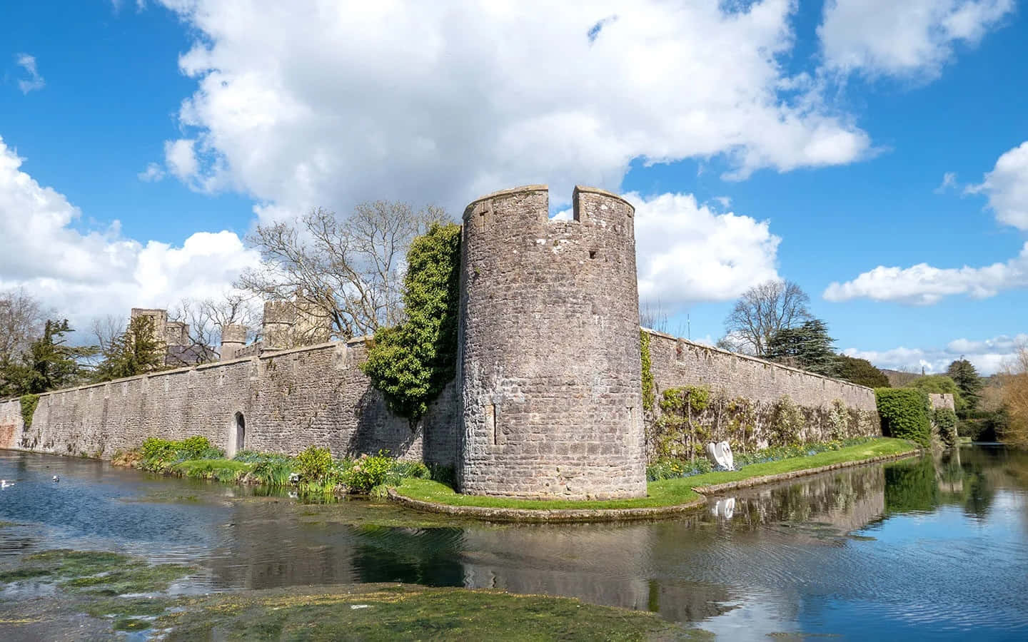 Wells Bishop's Palace Moatand Ramparts Wallpaper