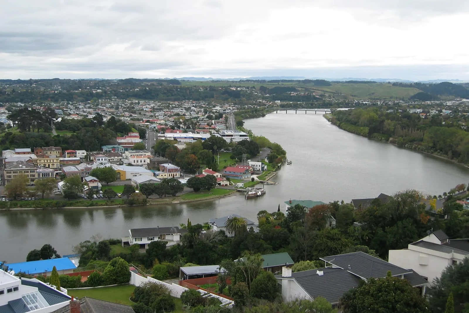 Whanganui Riverand Cityscape New Zealand Wallpaper