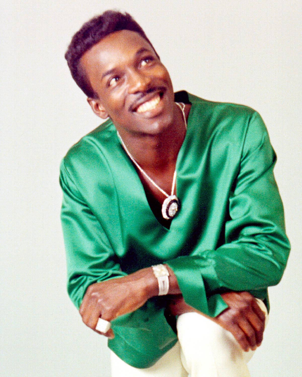 Wilson Pickett Performing In 1965 Photo Shoot Wallpaper