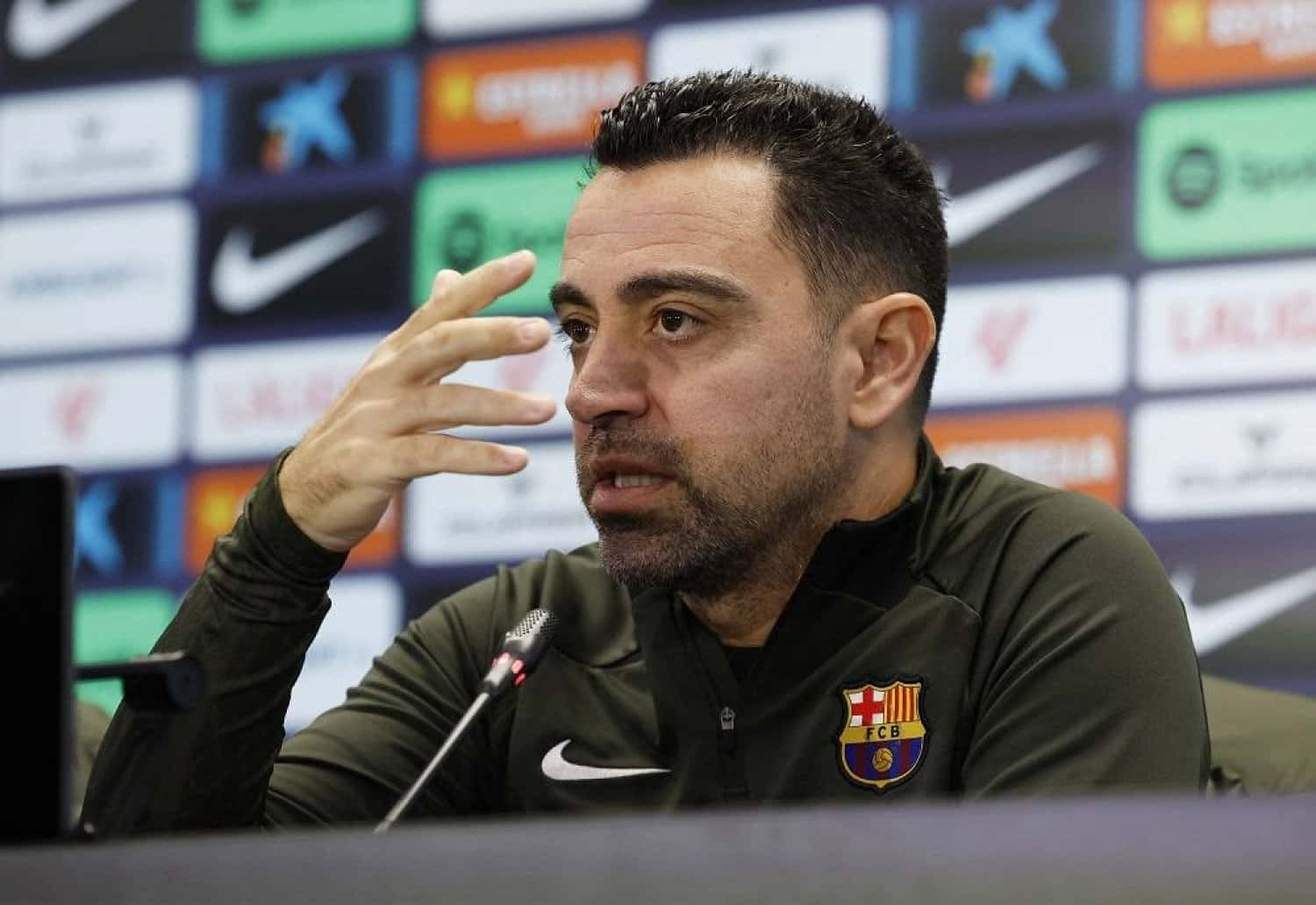 Xavi Press Conference F C Barcelona Wallpaper