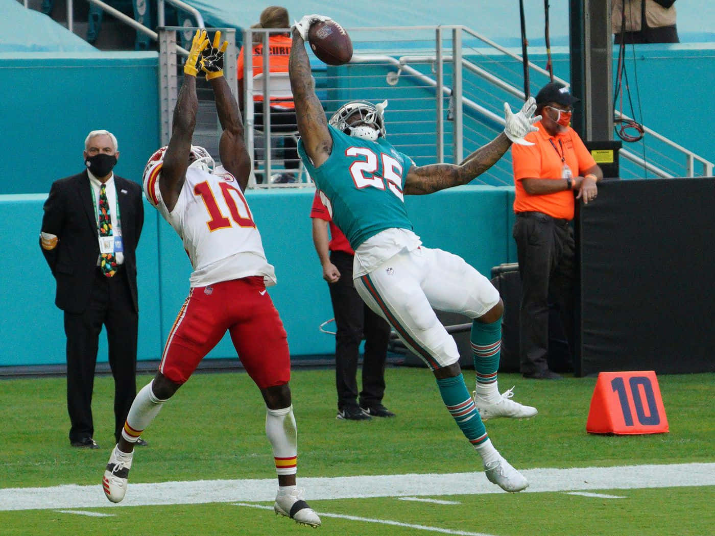 Xavien Howard American Football Catch Wallpaper