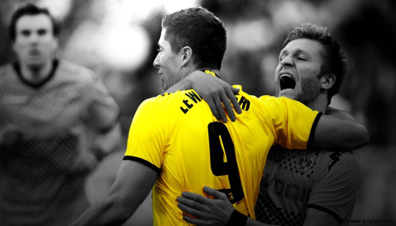 Yellow Highlight Robert Lewandowski Wallpaper