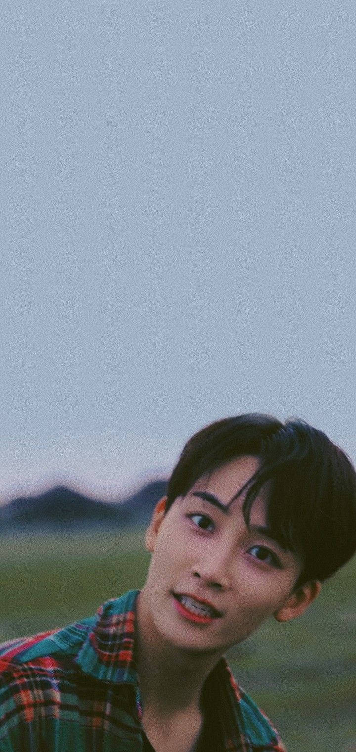 Yoon Jeonghan Snap Shoot Wallpaper