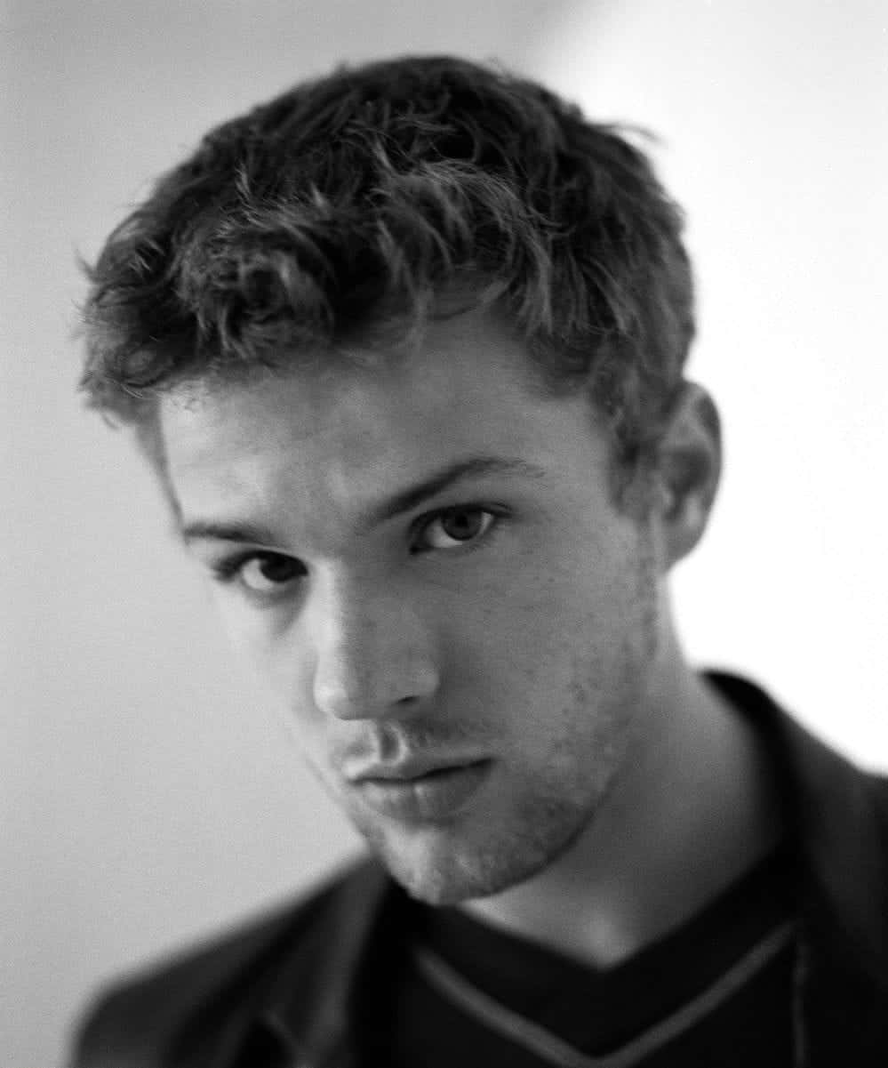 Young Ryan Phillippe Actor Headshot Wallpaper