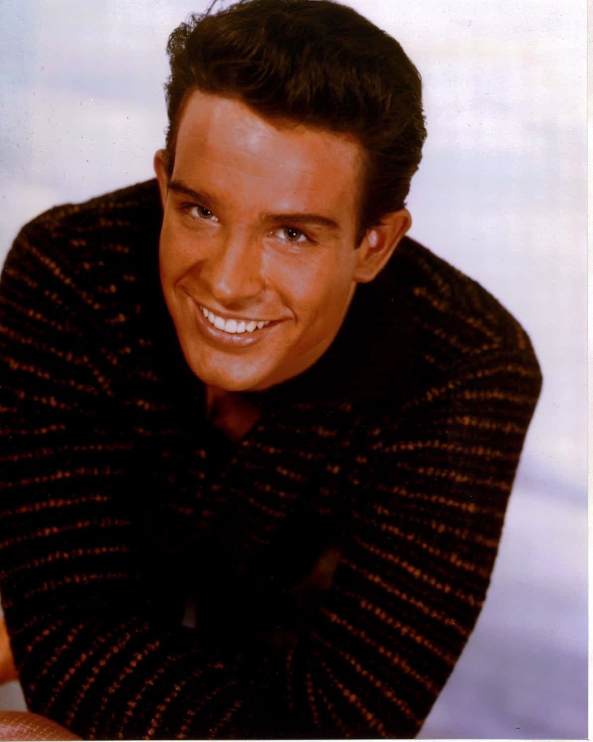 Young Warren Beatty Confidently Posing For A Portrait Wallpaper