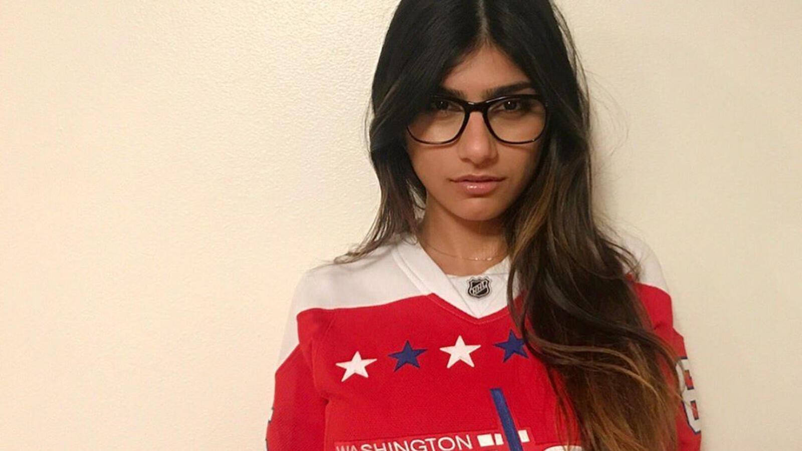 Youthful Mia Khalifa Radiating Elegance Wallpaper