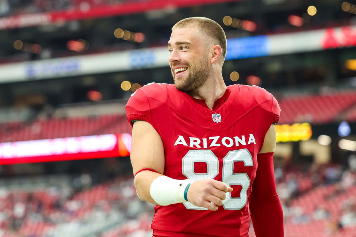 Zach Ertz Arizona Cardinals Smiling On Field Wallpaper