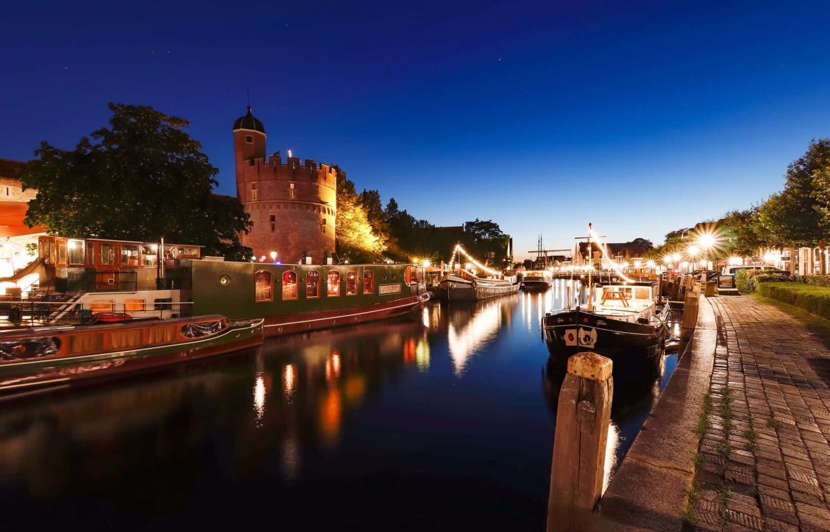 Zwolle Waterfront Twilight Scene Wallpaper