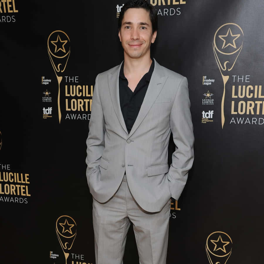 A Charismatic Justin Long Posing For A Captivating Portrait Wallpaper