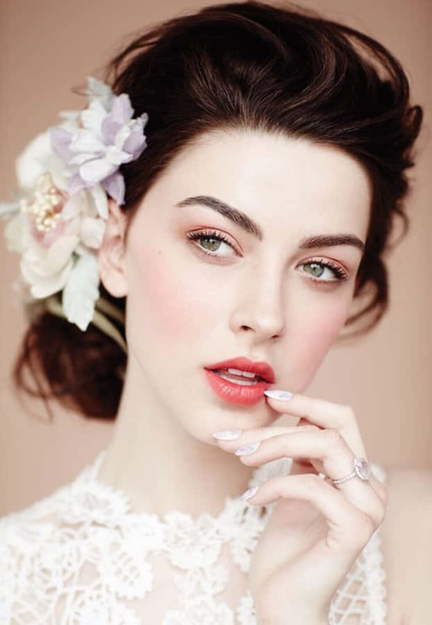 A Gorgeous Model Showcasing A Beautiful Spring Makeup Look! Wallpaper