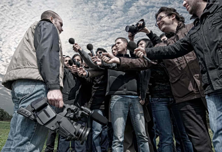 A Man Passionately And Professionally Practicing His Craft - Journalism Wallpaper