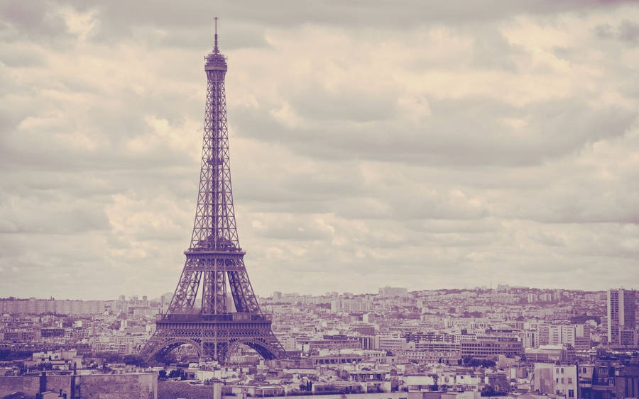 A View Of The Iconic Eiffel Tower In Paris Wallpaper