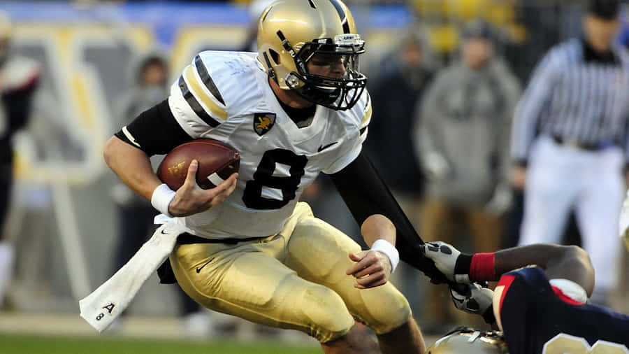 A Wide Receiver Ready For The Catch Wallpaper