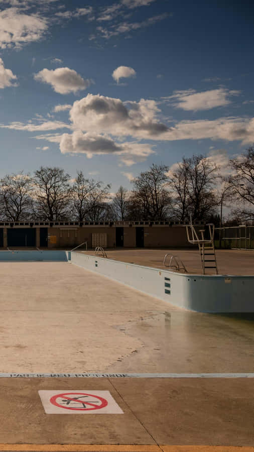 Abandoned Empty Swimming Pool Wallpaper