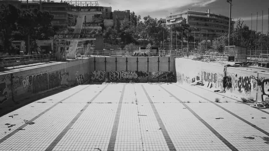 Abandoned Empty Swimming Pool Wallpaper