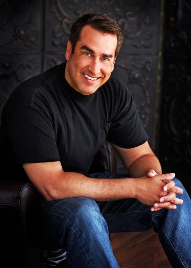 Actor And Comedian Rob Riggle Spreading Laughter Wallpaper