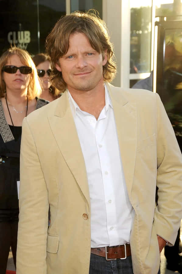 Actor Steve Zahn Poses For A Photo Wallpaper