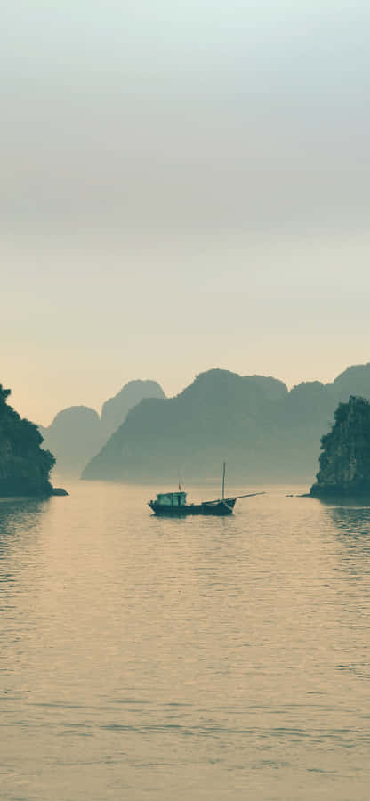 Aesthetic View Of Vietnam's Halong Bay Wallpaper