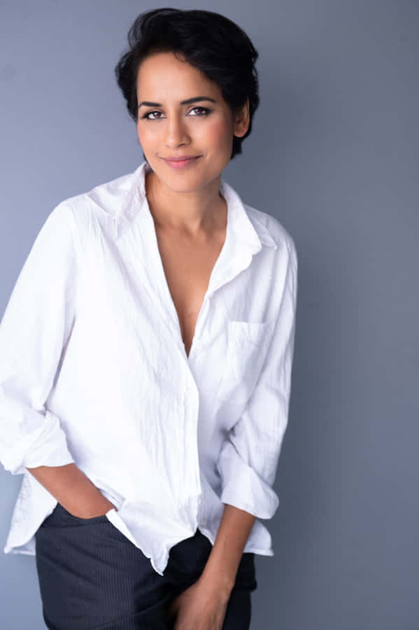 Agam Darshi: Posing At A Photoshoot Wallpaper