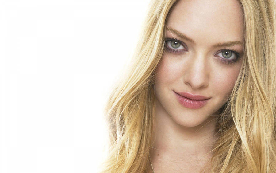 Amanda Seyfried Close-up Wallpaper